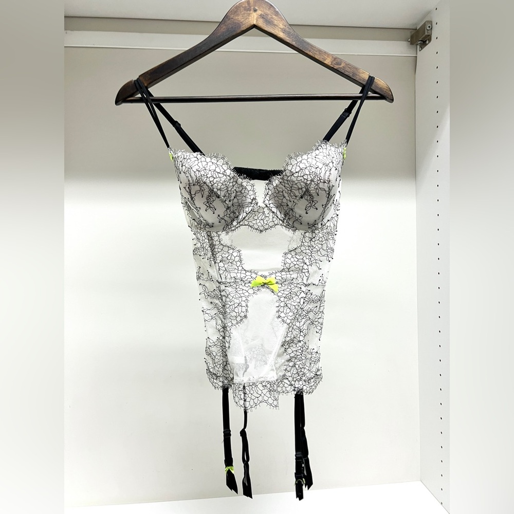 NWOT Victoria’s Secret corset bustier lingerie garter black and white Sz 34C